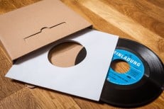 Schallplatte als Einladungskarte (original Vinyl Single) / Versandkarton und Schutzhülle