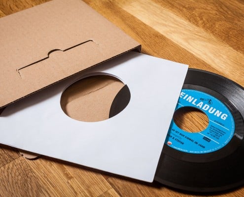 Schallplatte als Einladungskarte (original Vinyl Single) / Versandkarton und Schutzhülle